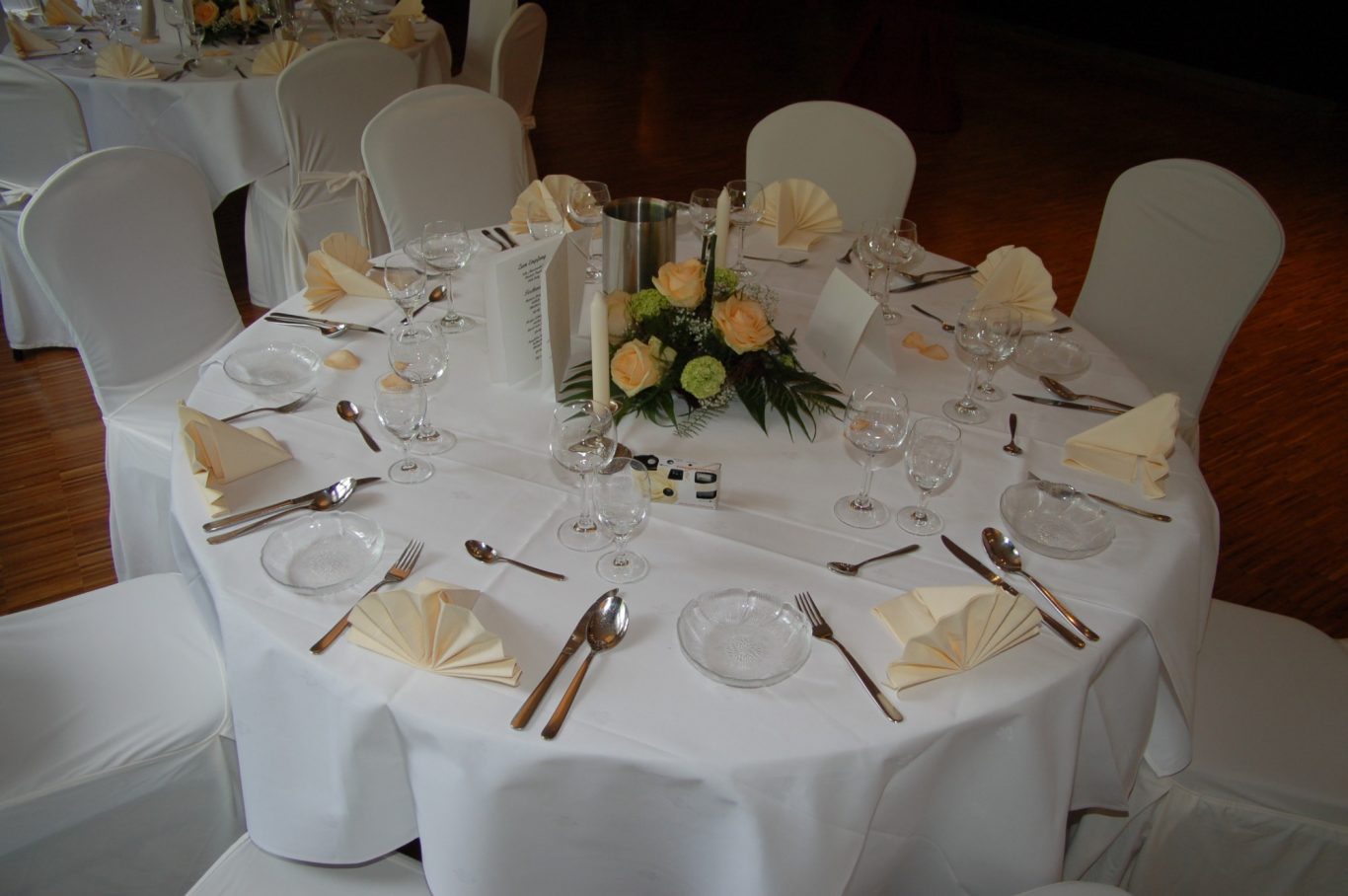 Saal mit runden Tischen & Hussen